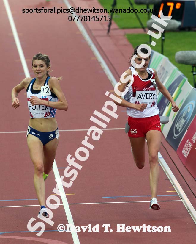 Kate Avery (England) outsprints Beth Potter (Scotland) for 4th place in the 10000 metres, 2014 Commonwealth Games, Glasgow. Photo: David T. Hewitson/Sports for All Pics